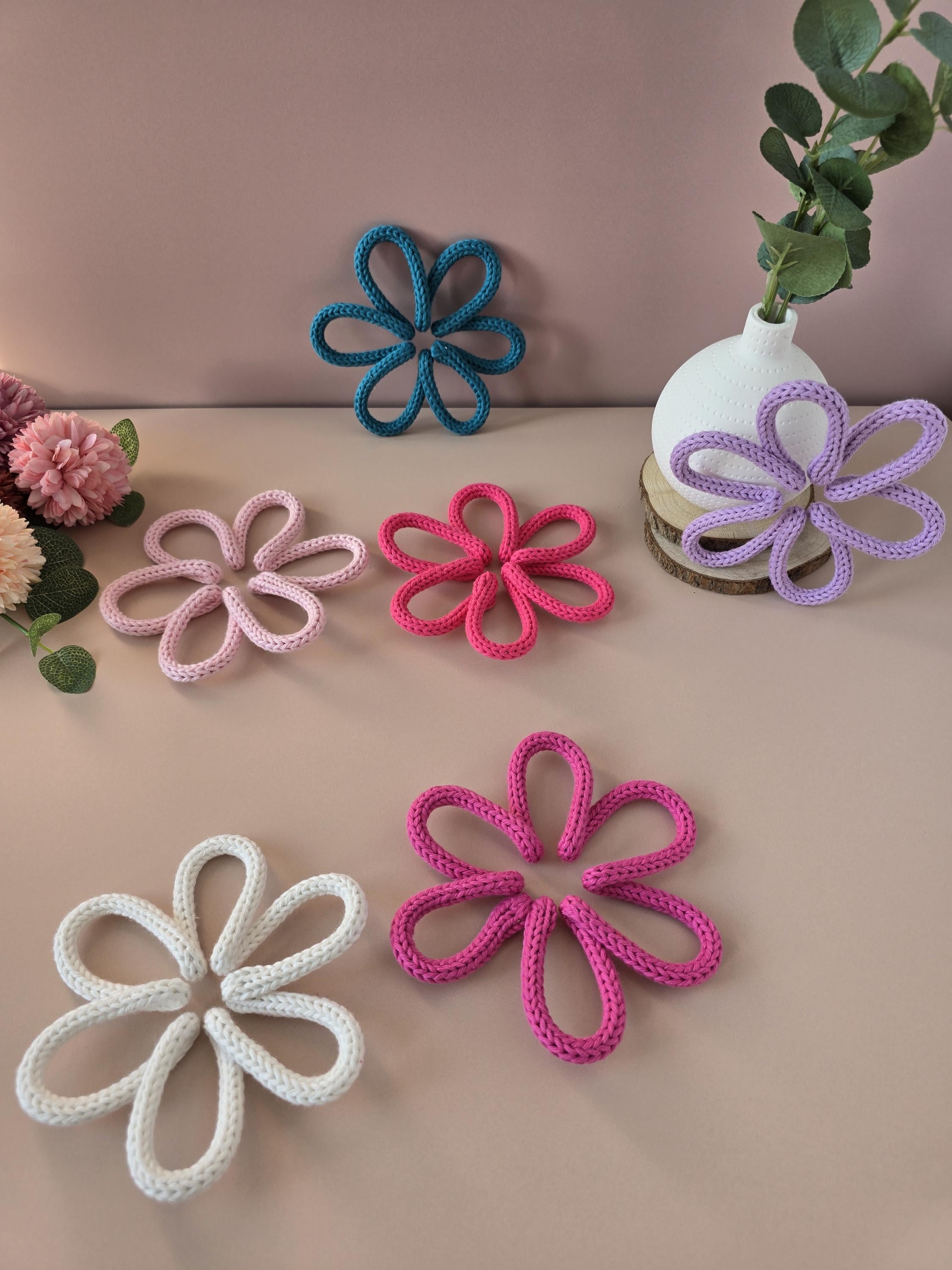 Knitted wire daisy flower decor shown in different colour options