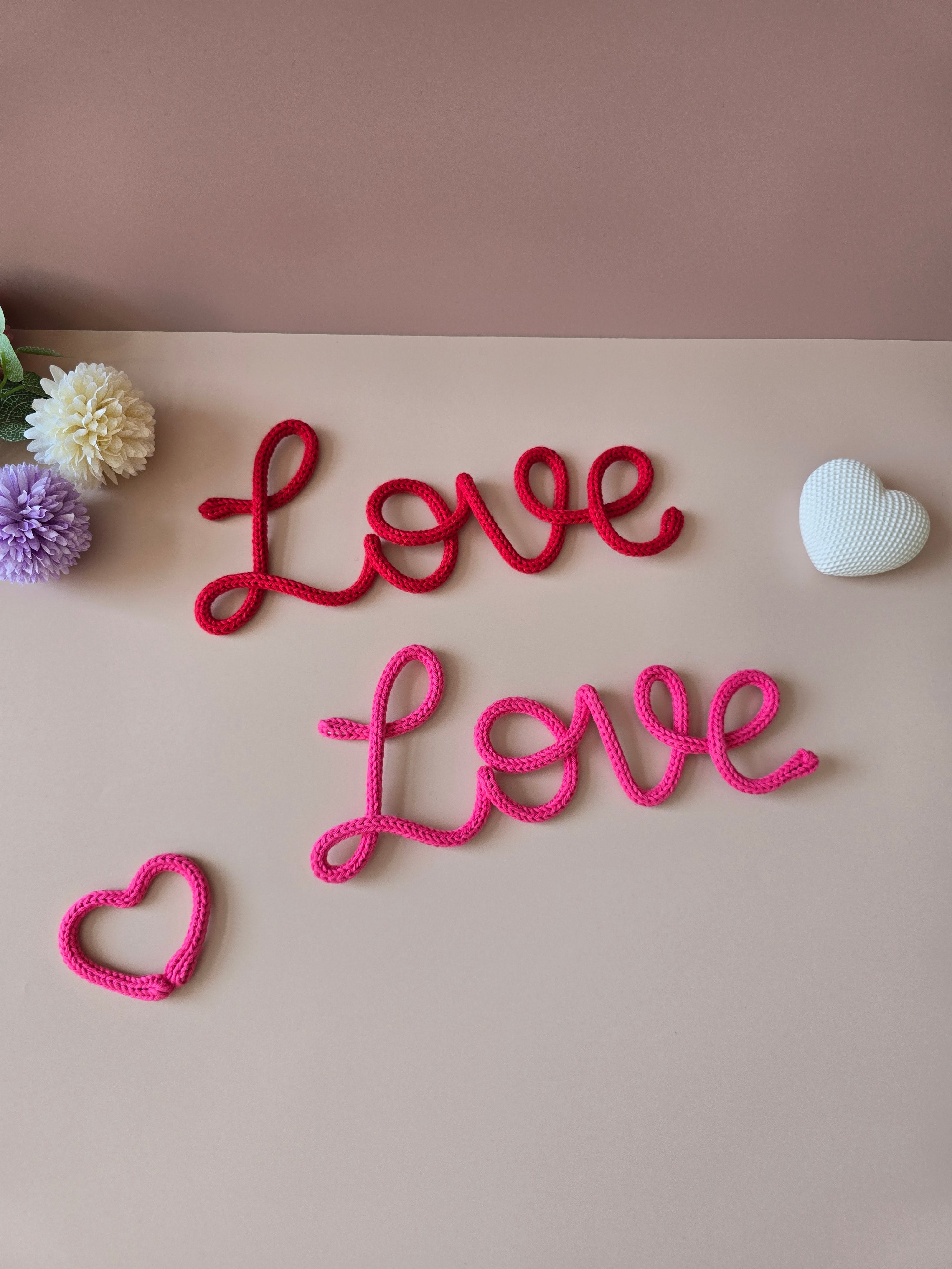 Love knitted wire wall decor in red and pink
