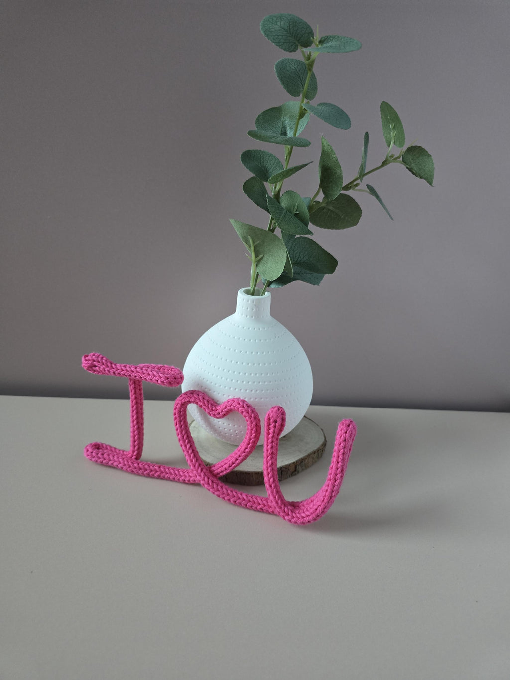 One-colour knitted wire I Love You sign for wall decor