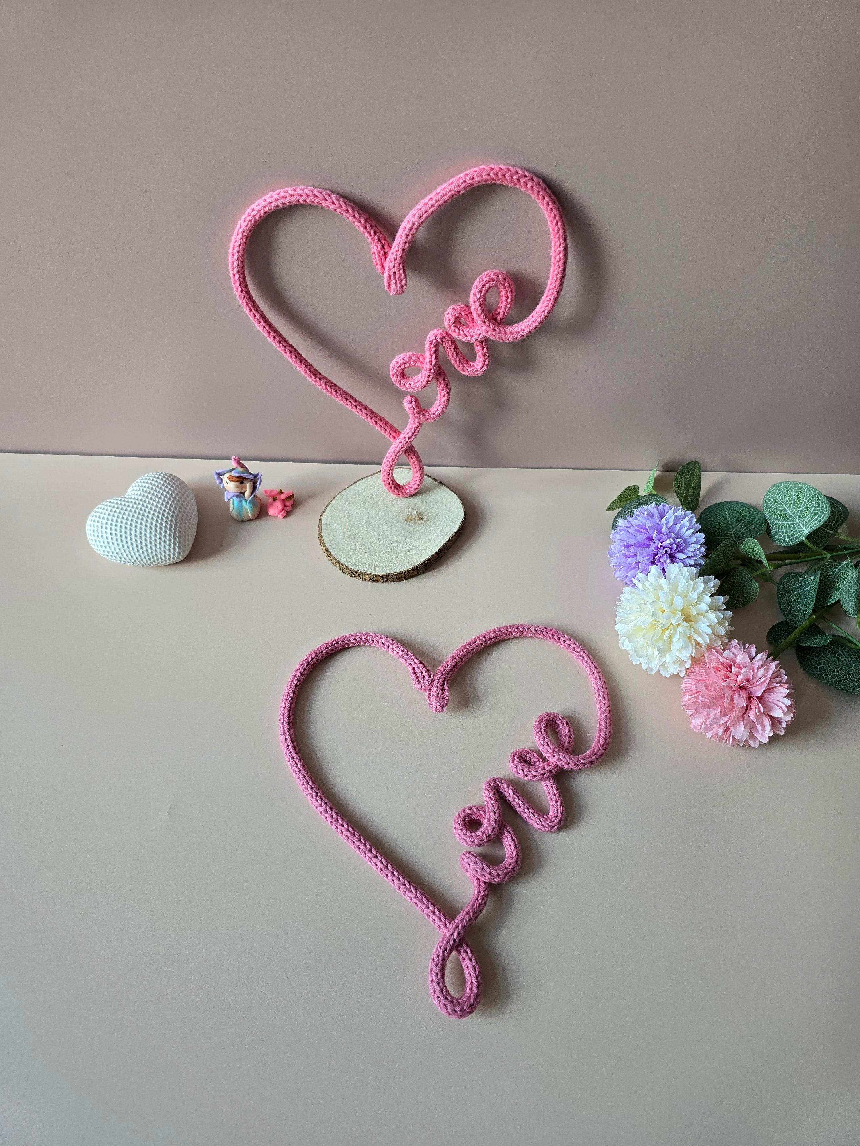Pink love heart wall decor with knitted wire texture