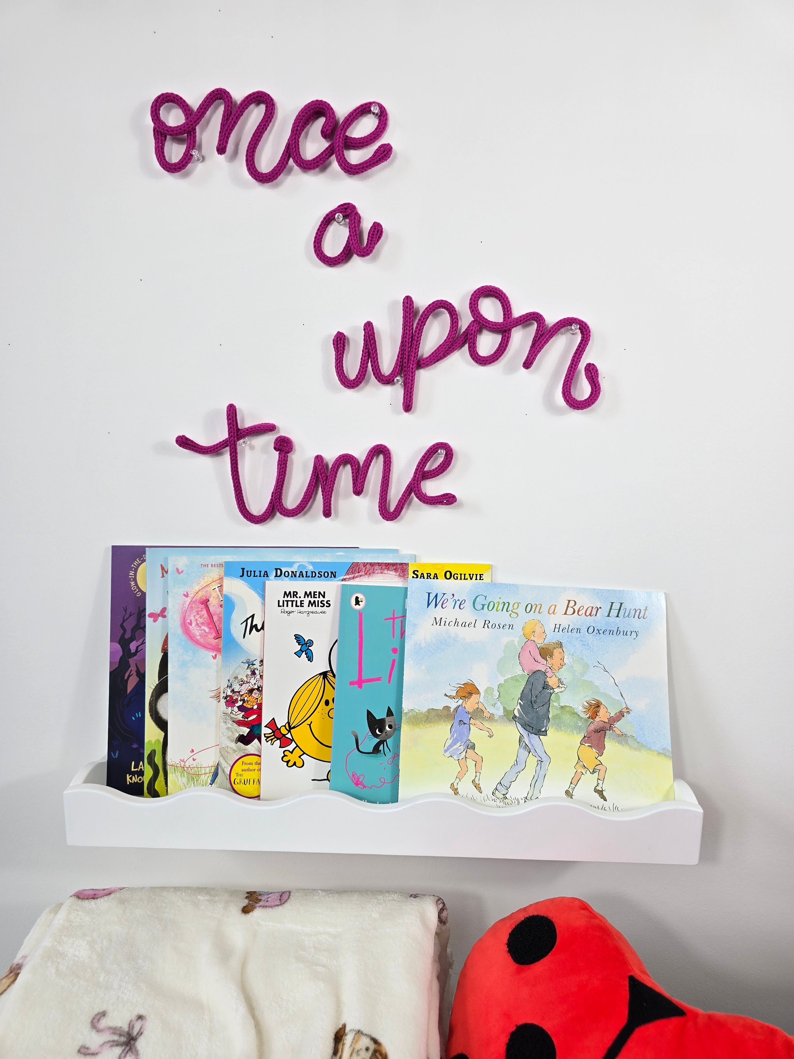 Knitted Wire Reading Corner Wall Words
