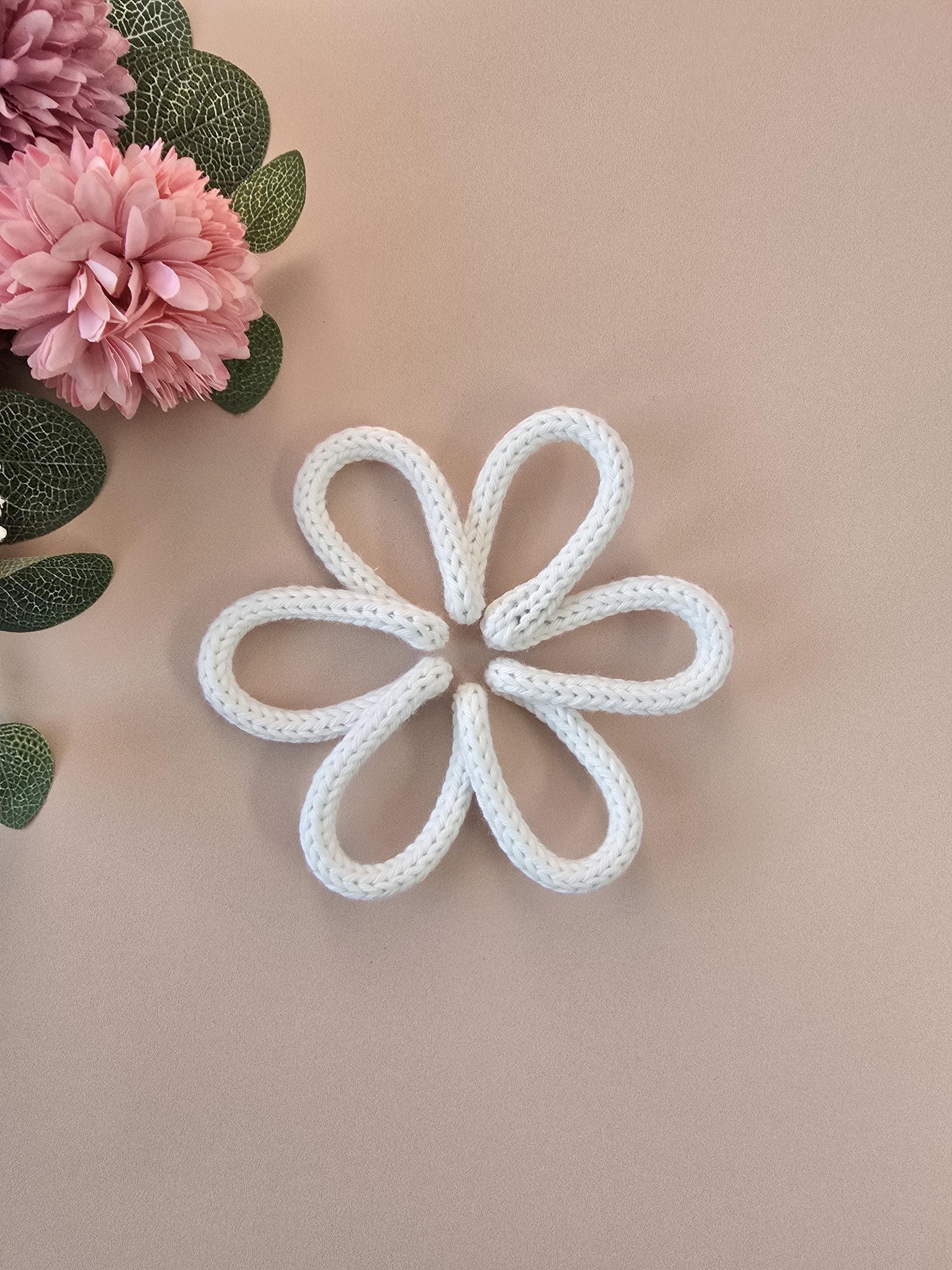 White knitted wire daisy flower wall decor